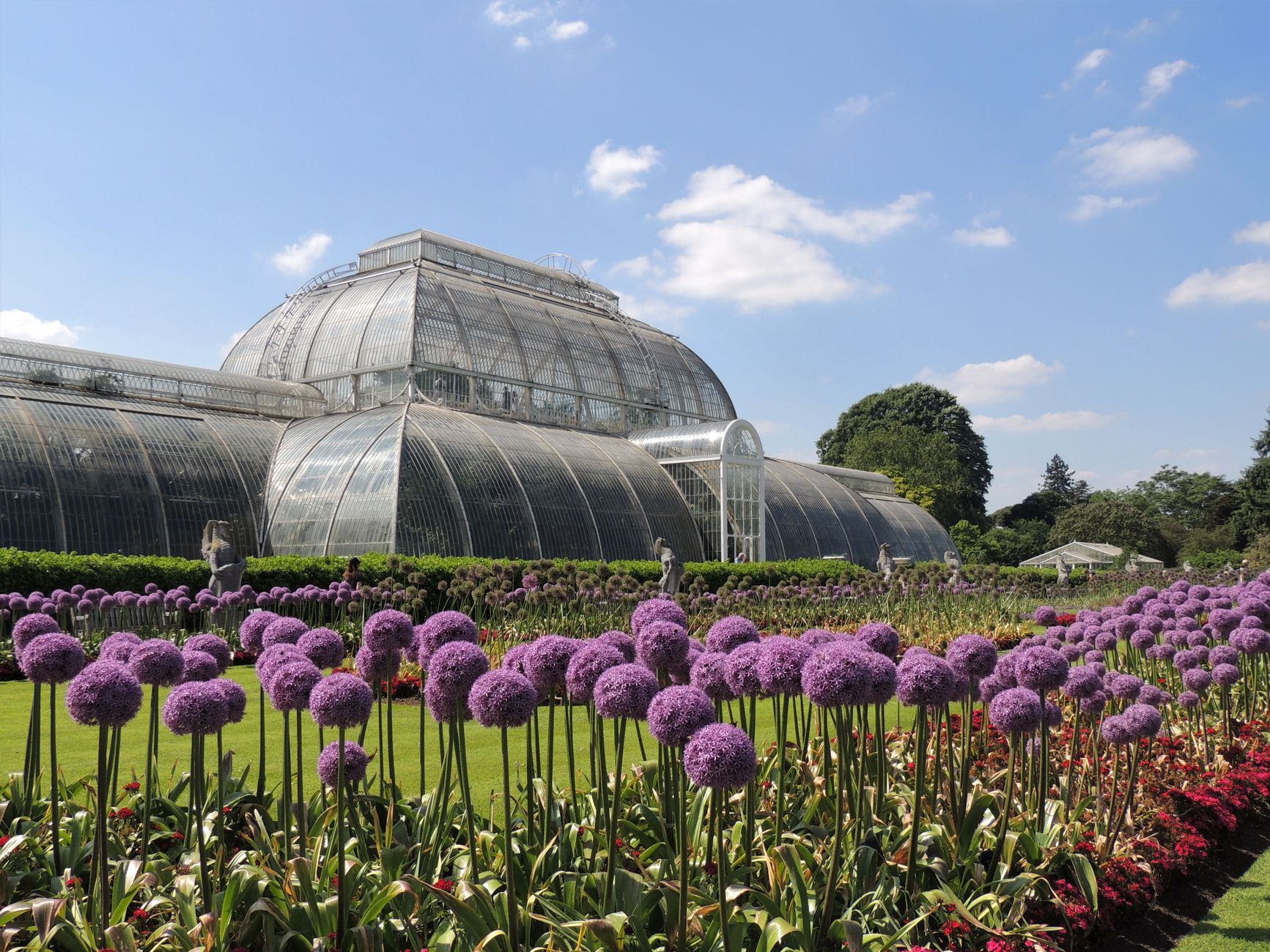 Kew Gardens under en blå himmel