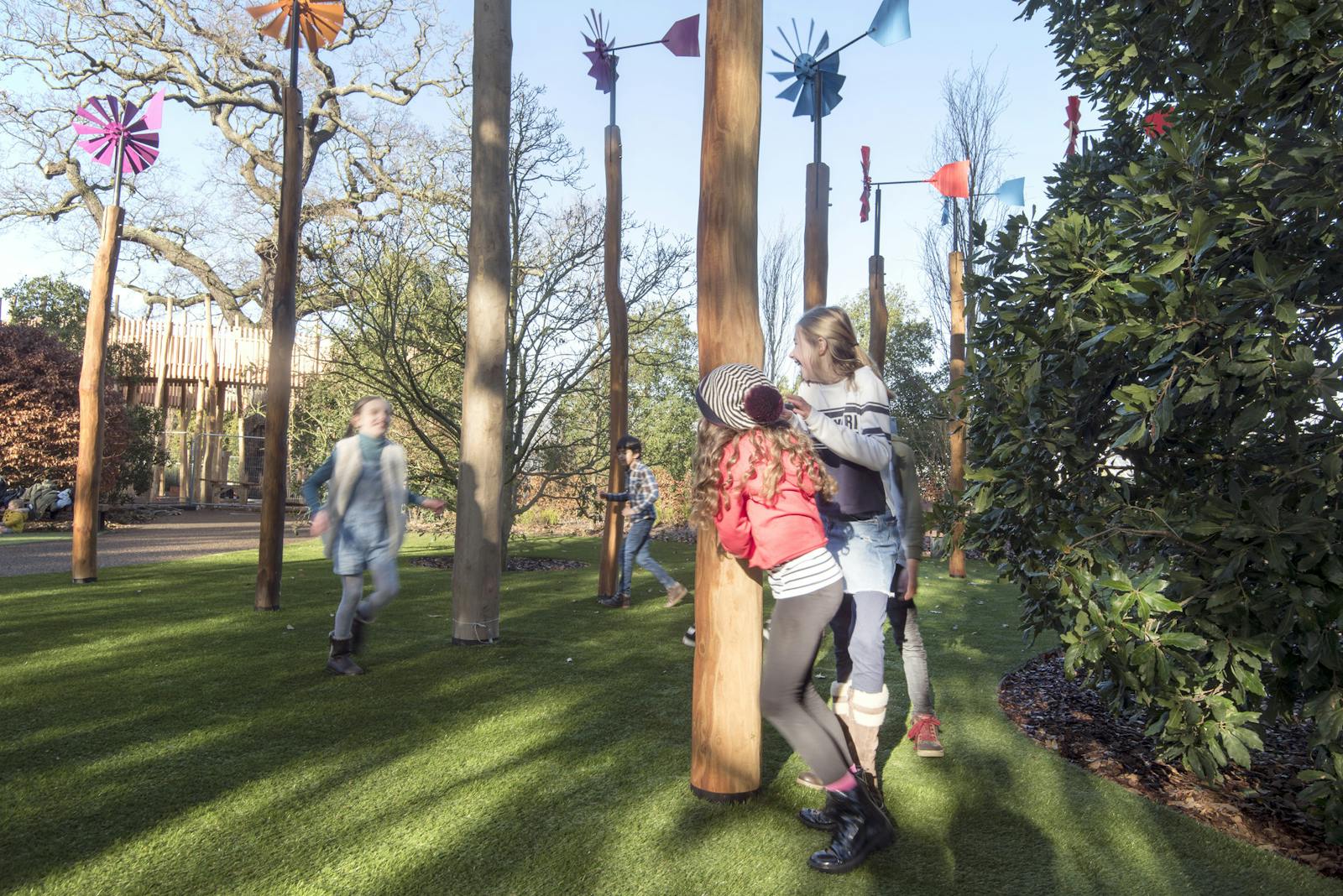 Kinder spielen in der Nähe der bunten Windmühlen im Kew Gardens