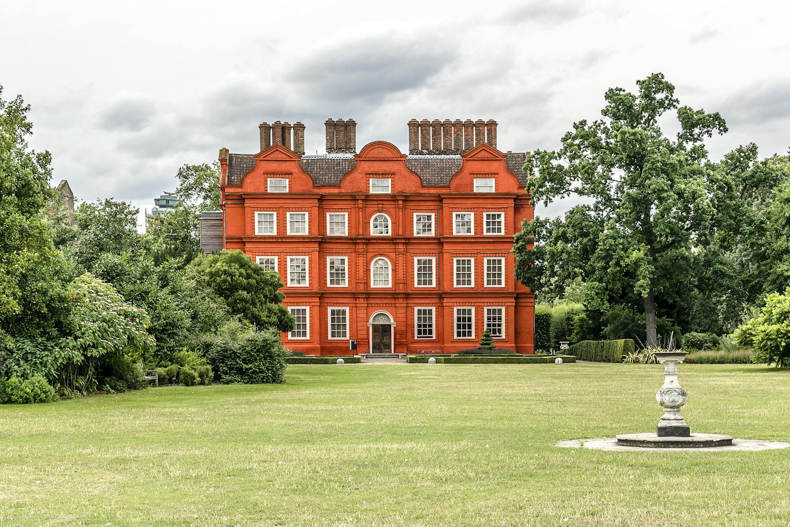 Rote Fassade von Kew Gardens aus dem Garten gesehen