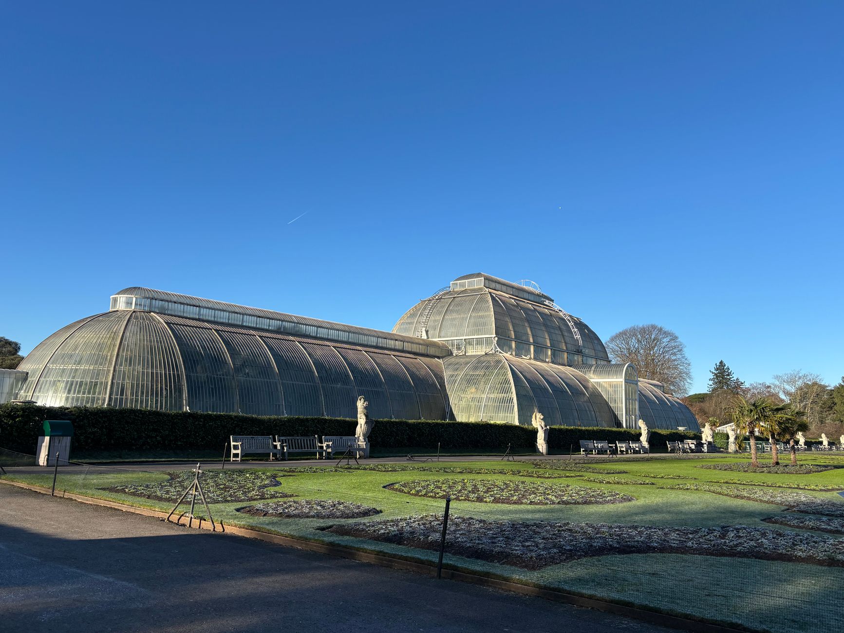 Serre di Kew Gardens sotto un cielo azzurro