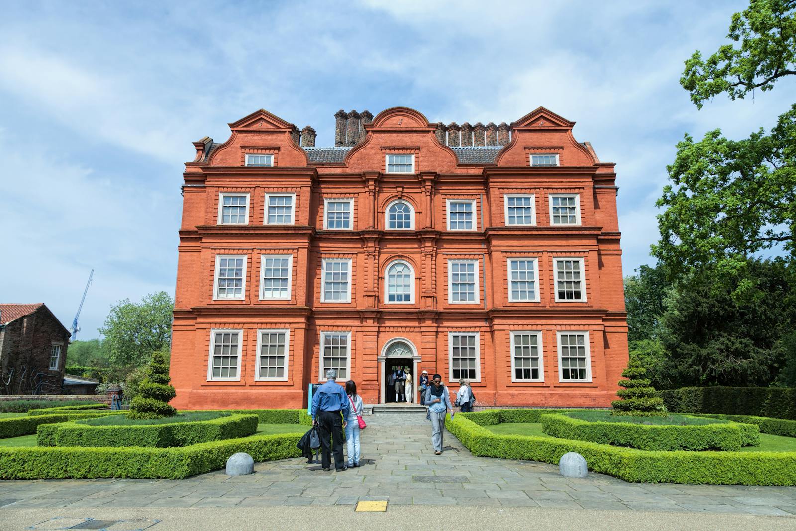 Vista frontale dell'edificio rosso a Kew Gardens
