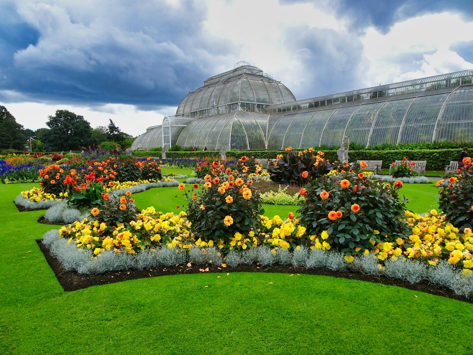 Kew Gardens' drivhus under dramatisk himmel